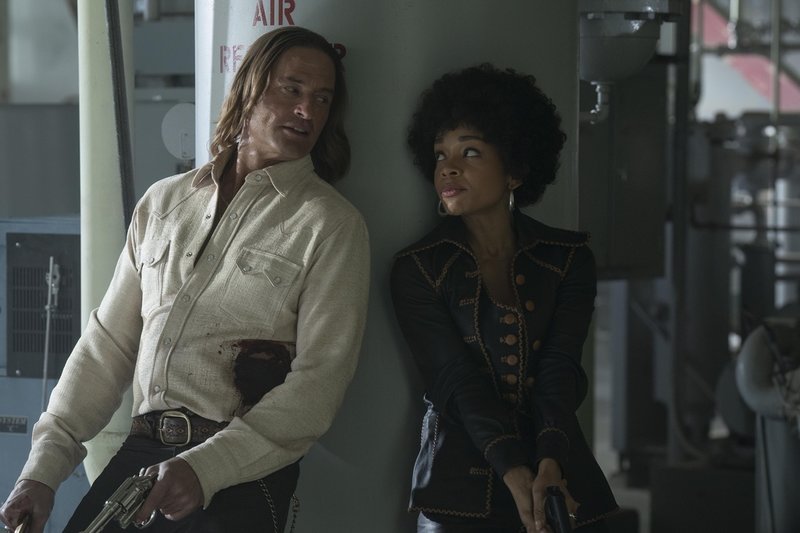 Josh Holloway och Rachel Hilson, som spelar den kvinnliga FBI-agenten Nina, i 'Duster'. Pressbild.