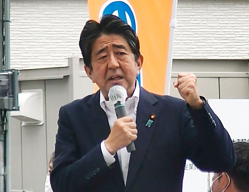 Den tidigare premiärministern Shinzo Abe attackerades vid 11.30 på fredagen, lokal tid, mitt under sitt tal.
