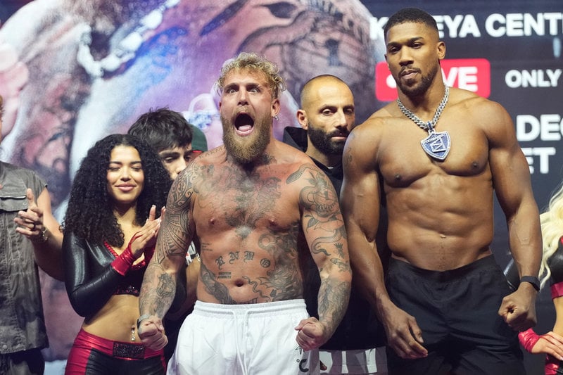 Jake Paul och Anthony Joshua inför matchen. 