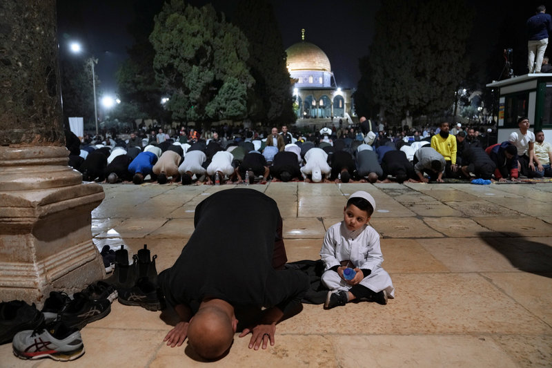 En palestinsk man utför kvällsbönen tarawih, en extra lång bön som hålls under fastemånaden ramadan, vid al-Aqsamoskén i Jerusalem på lördagen.