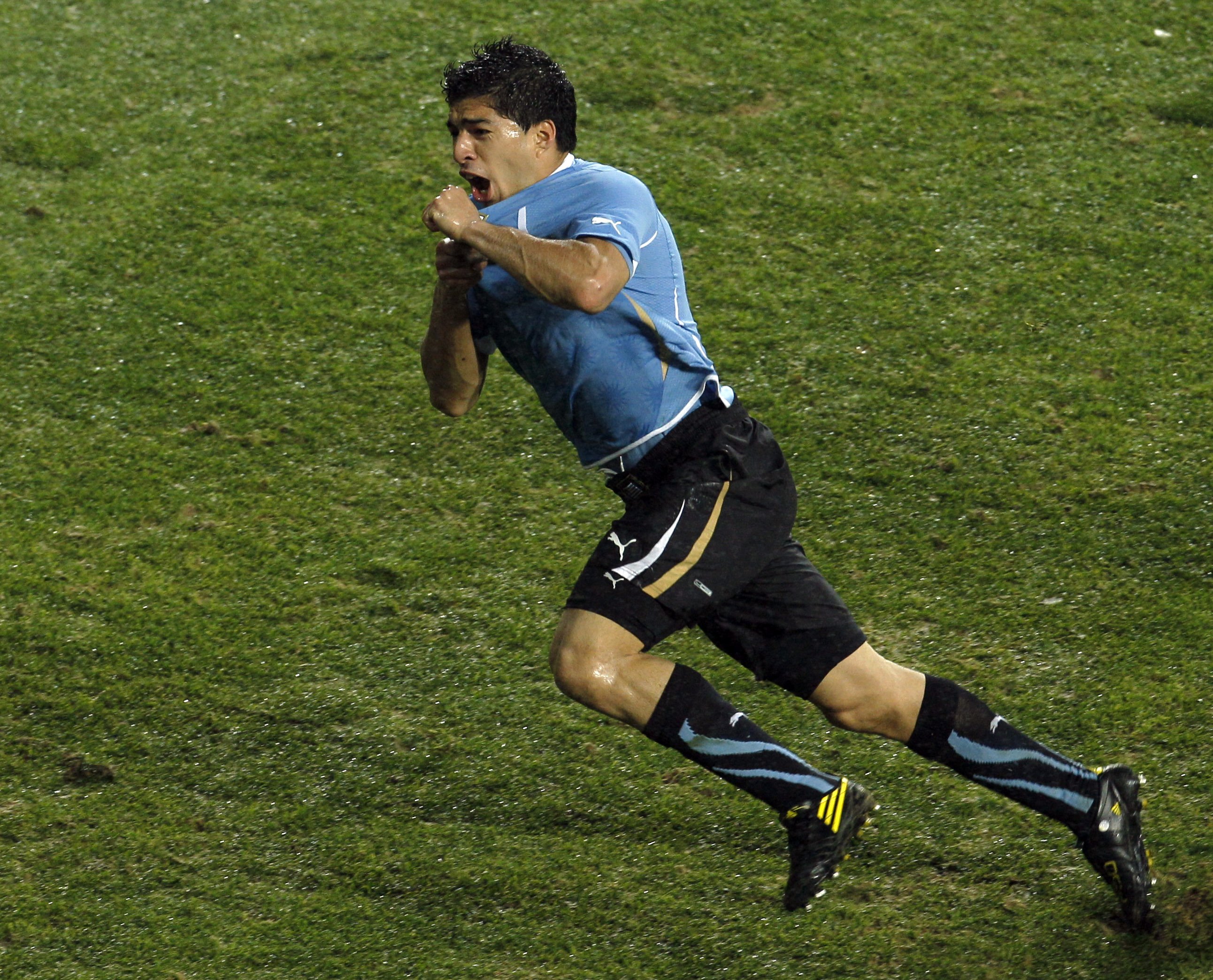 Luis Suarez blev så här glad efter 2-1-målet mot Sydkorea.