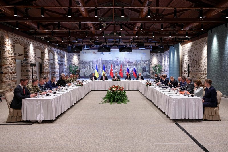 Ryska förhandlingsdelegationen till höger och den ukrainska till vänster i samtalen i Istanbul på fredagen. Turkiets utrikesminister Hakan Fidan i mitten.