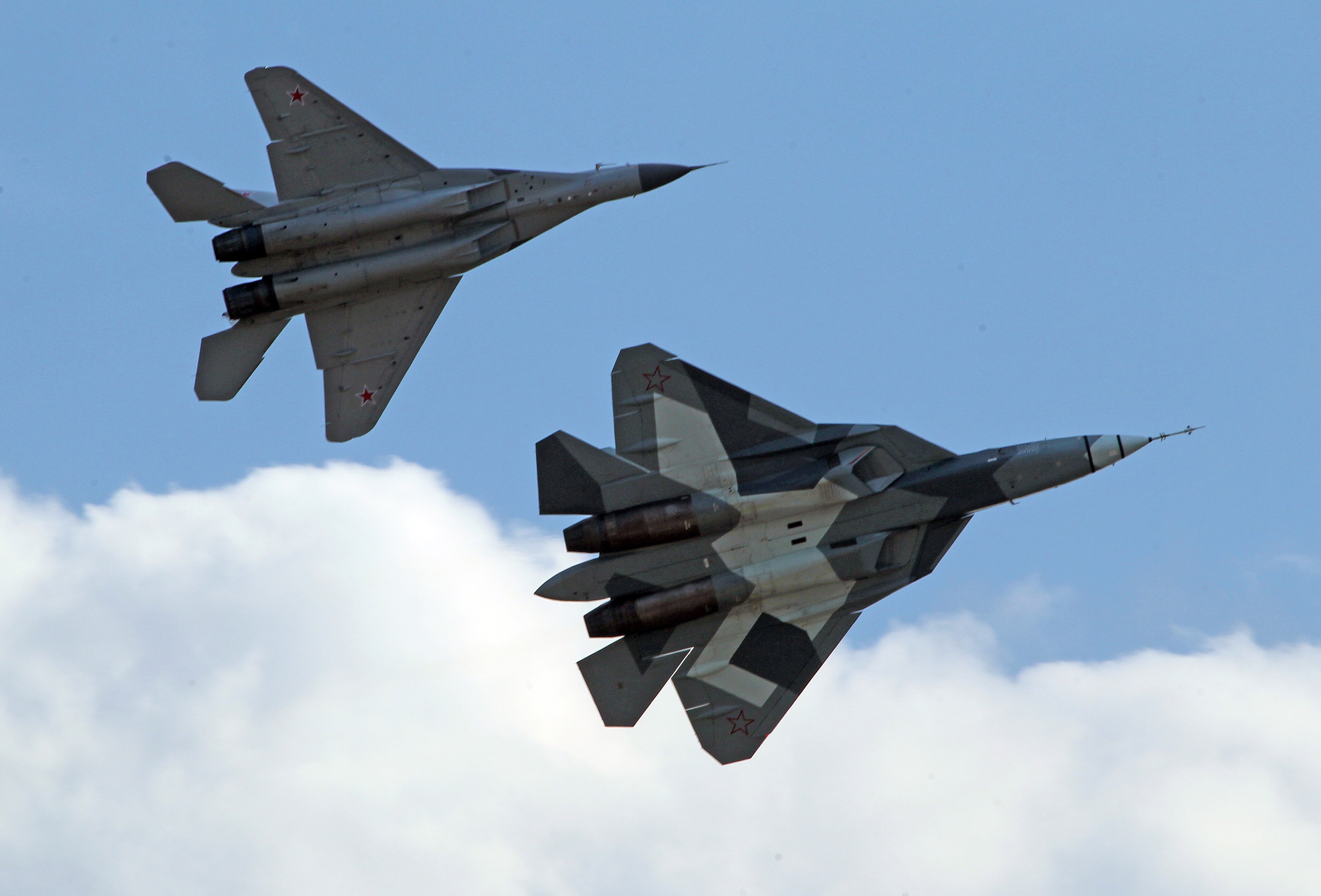 Två ryska stridsflygplan.