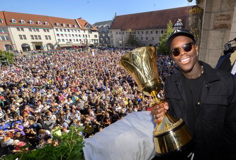Dennis Schröder under firandet av VM-guldet 2023.