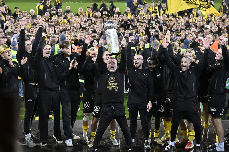 Mjällbys tränare Anders Torstensson lyfter SM-pokalen efter lagets skrällseger av allsvenskan.