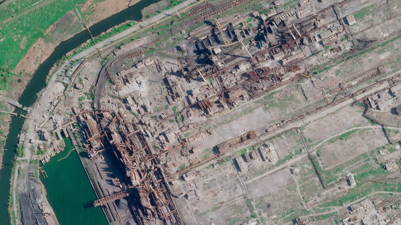 Det sönderbombade stålverket i Mariupol från ovan i en satellitbild från Planet Labs tagen på söndagen.