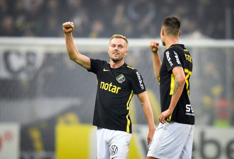 Sebastian Larsson och Mikael Lustig jublar i AIK-tröjan. Arkivbild.