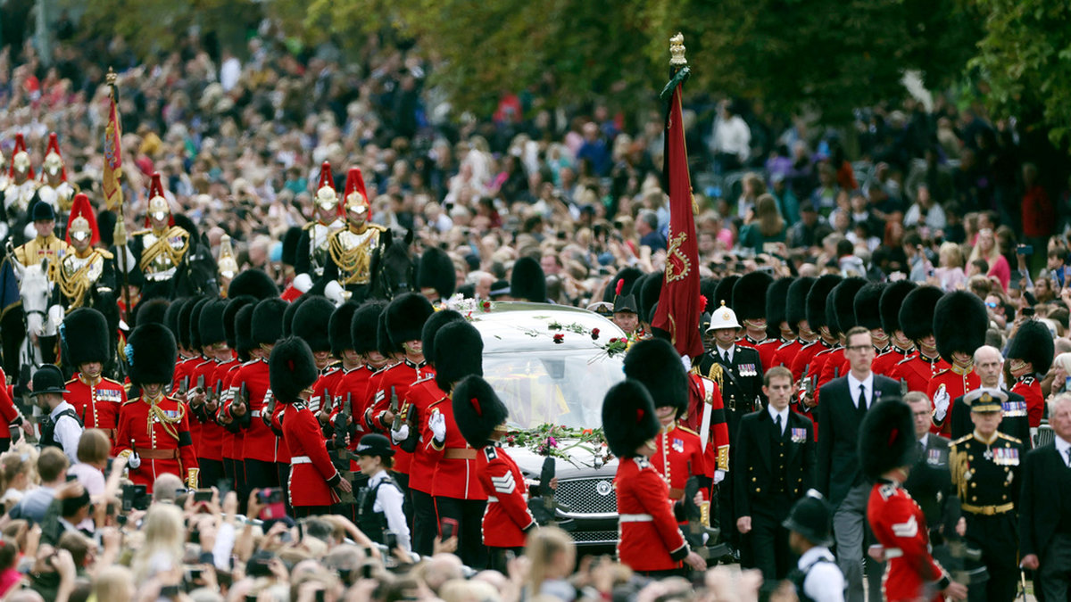 Drottning Elizabeth II förs mot Windsor Castle.
