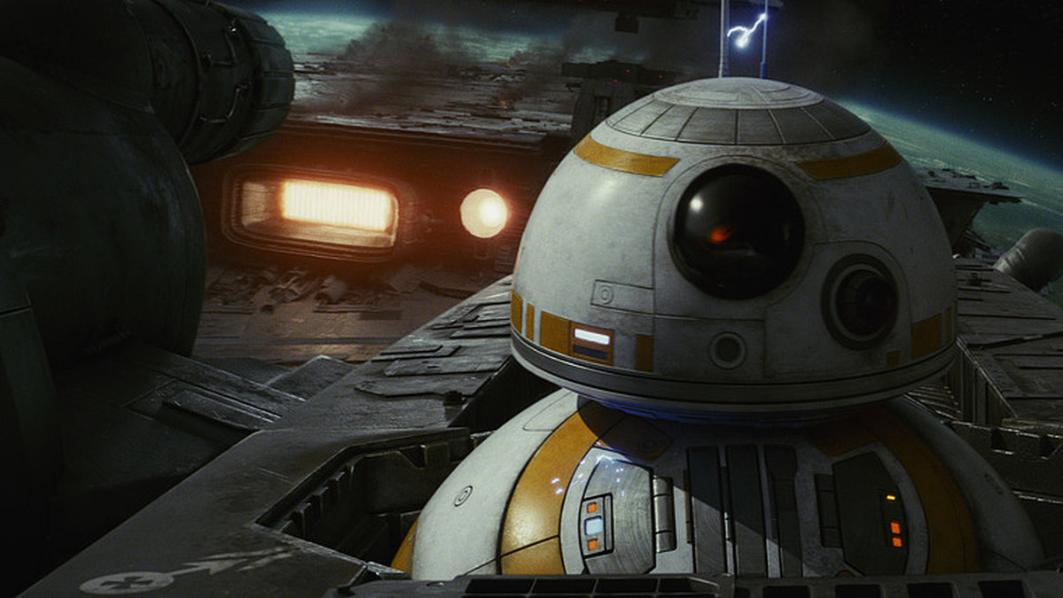 BB-8 sitter i Poes skepp.