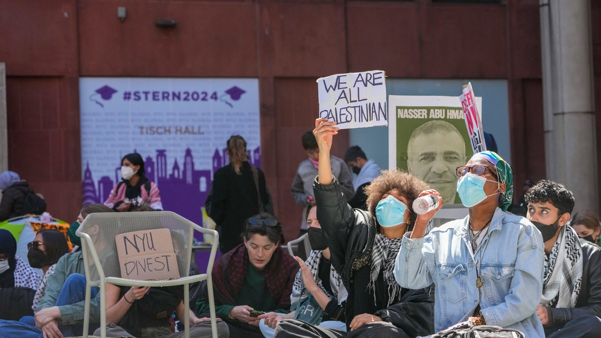 Studenter vid New York University under måndagens pro-palestinska demonstration.
