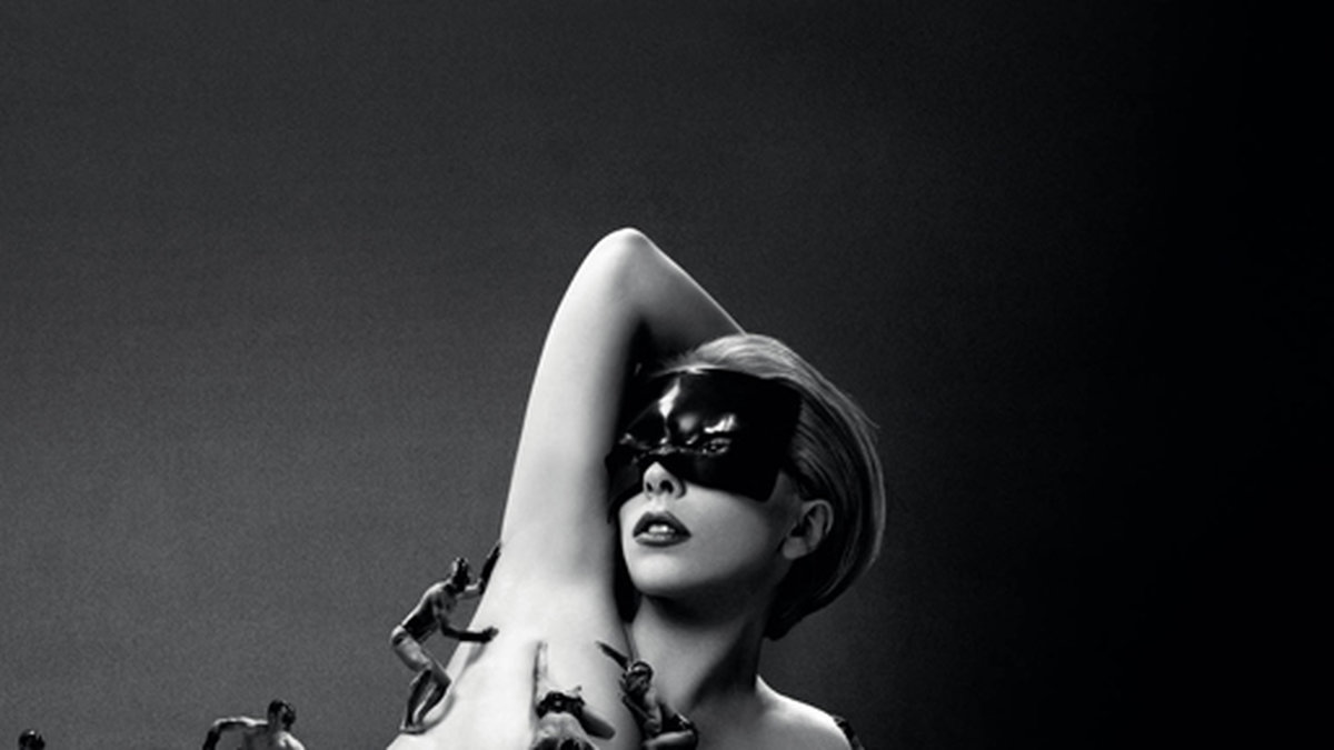 Lady Gaga med sin parfym "Fame" som hon lanserar på Åhléns.