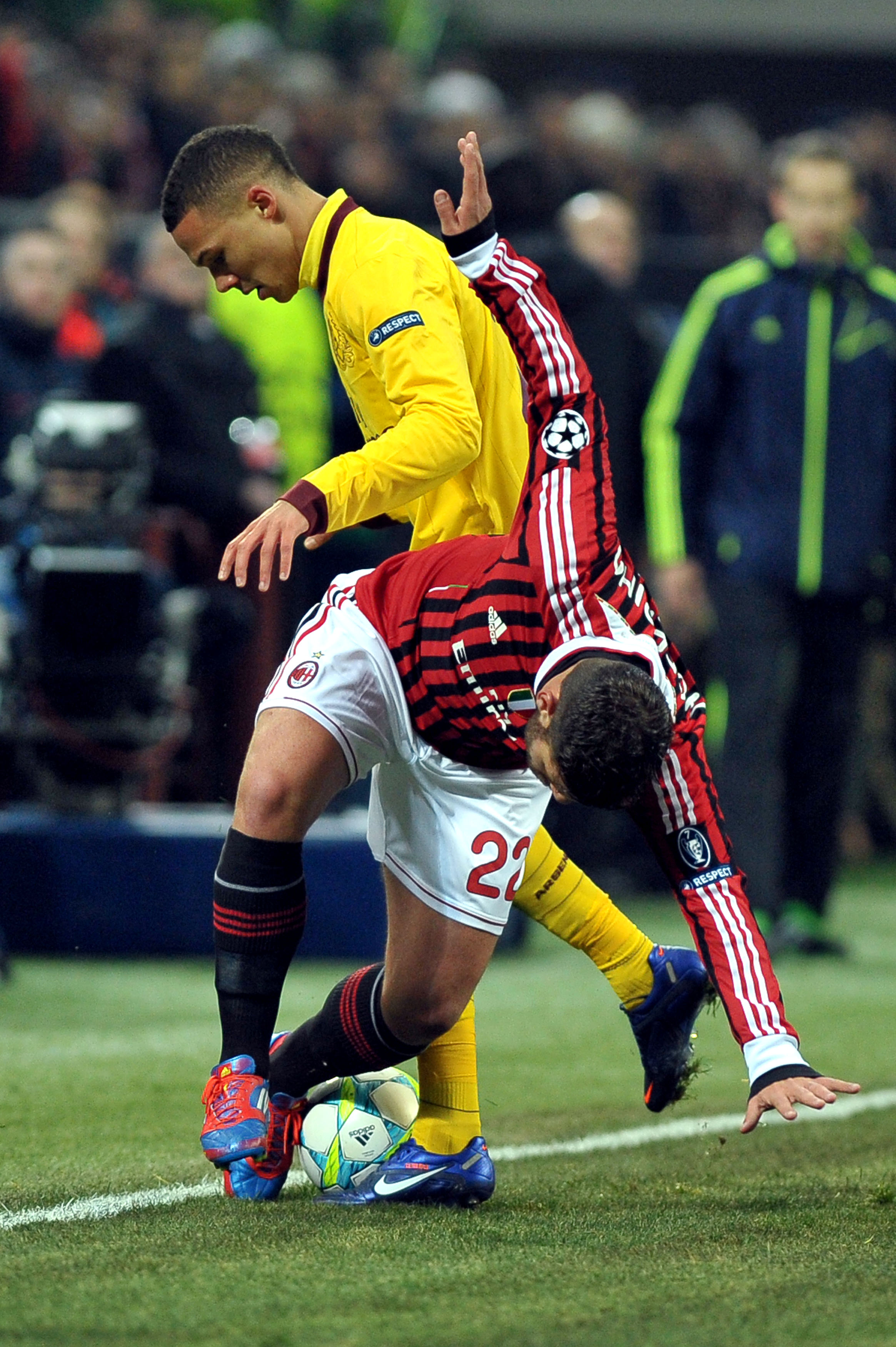 Antonio Nocerino i närkamp med Kieran Gibbs. Antonio Nocerino i närkamp med Kieran Gibbs.