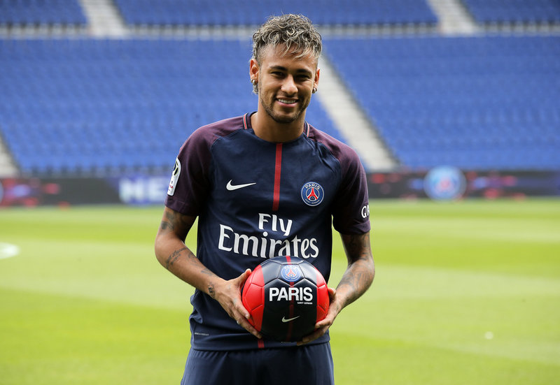 Neymar när han 2017 presenterades av Paris Saint-Germain. Hans övergång från Barcelona är den hittills dyraste fotbollsövergången.