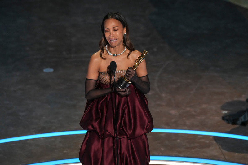 Zoë Saldaña höll ett tårfyllt tal efter att hon tilldelats sin första Oscar.