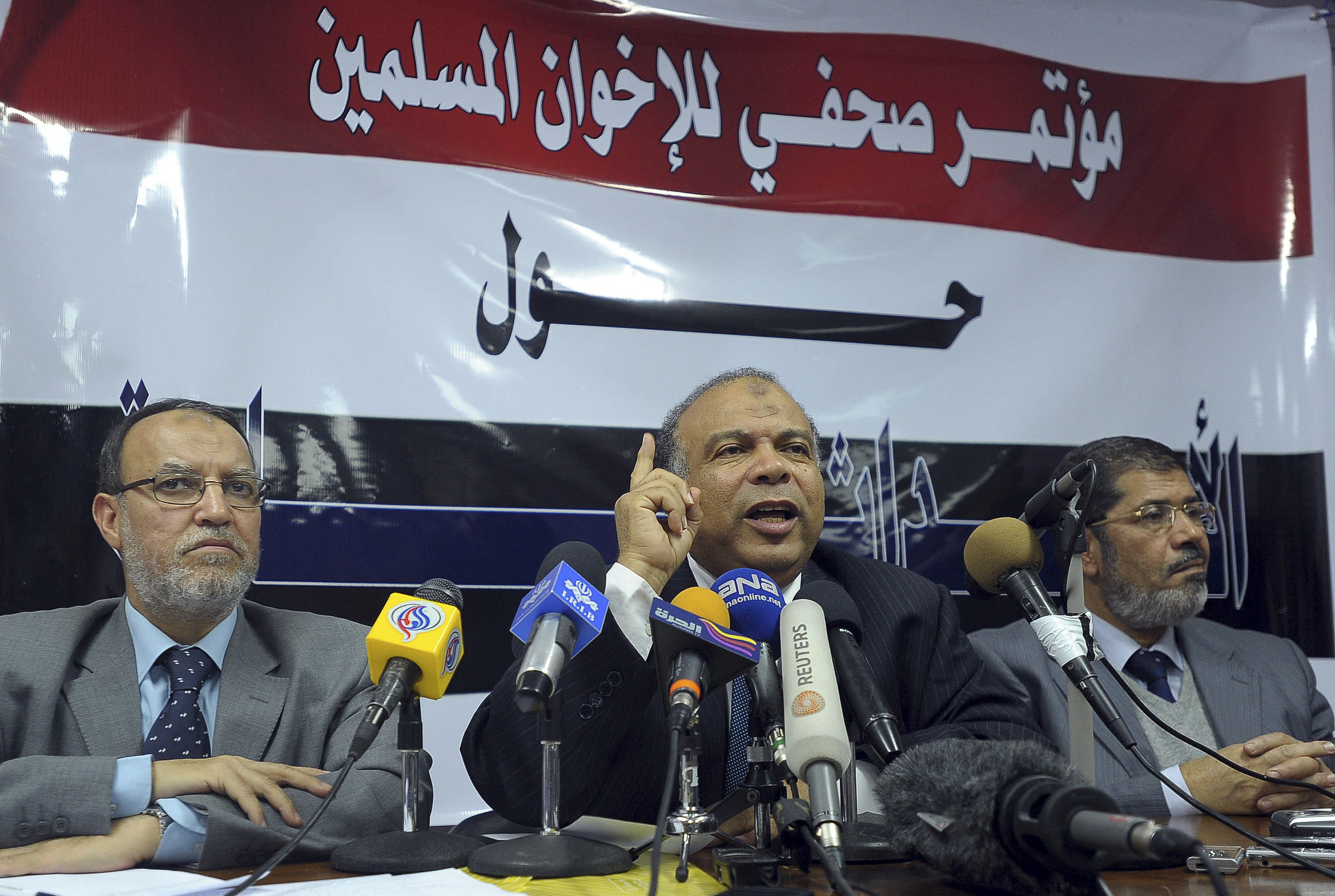 Muslimska brödraskapet - med företrädarna Saad el-Katatni, mitten, Essam el-Erian, t.v., och  Mohamed Morsi - får lite stöd i YouGovs mätning.