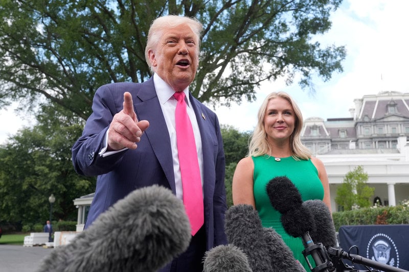 USA:s president Donald Trump och pressekreteraren Karoline Leavitt möter pressen utanför Vita huset. Arkivbild.