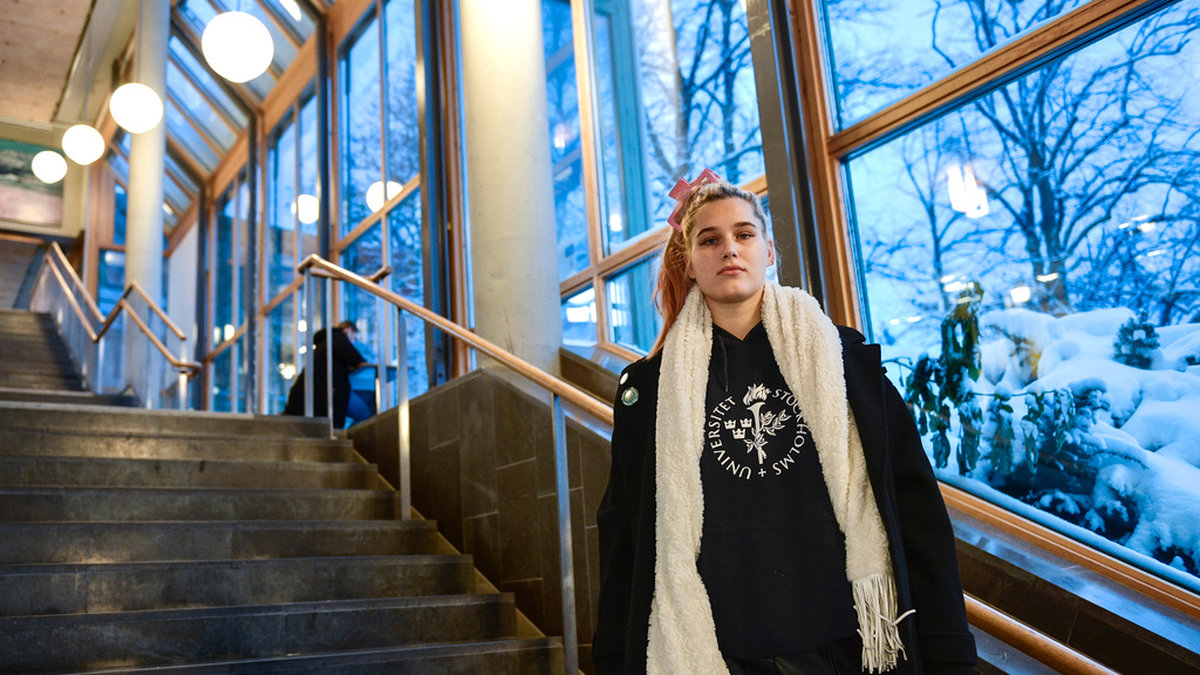Sophia Axelsson 22 år, studerar på Stockholms universitet och bor hemma hos sina föräldrar tillsammans med sin tvillingsyster och sin lillebror som är 19 år.
