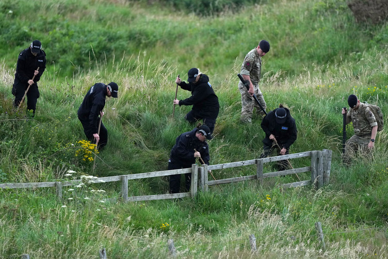 Säkerhetspersonal genomsöker området på Trumps golfbana i Skottland. 