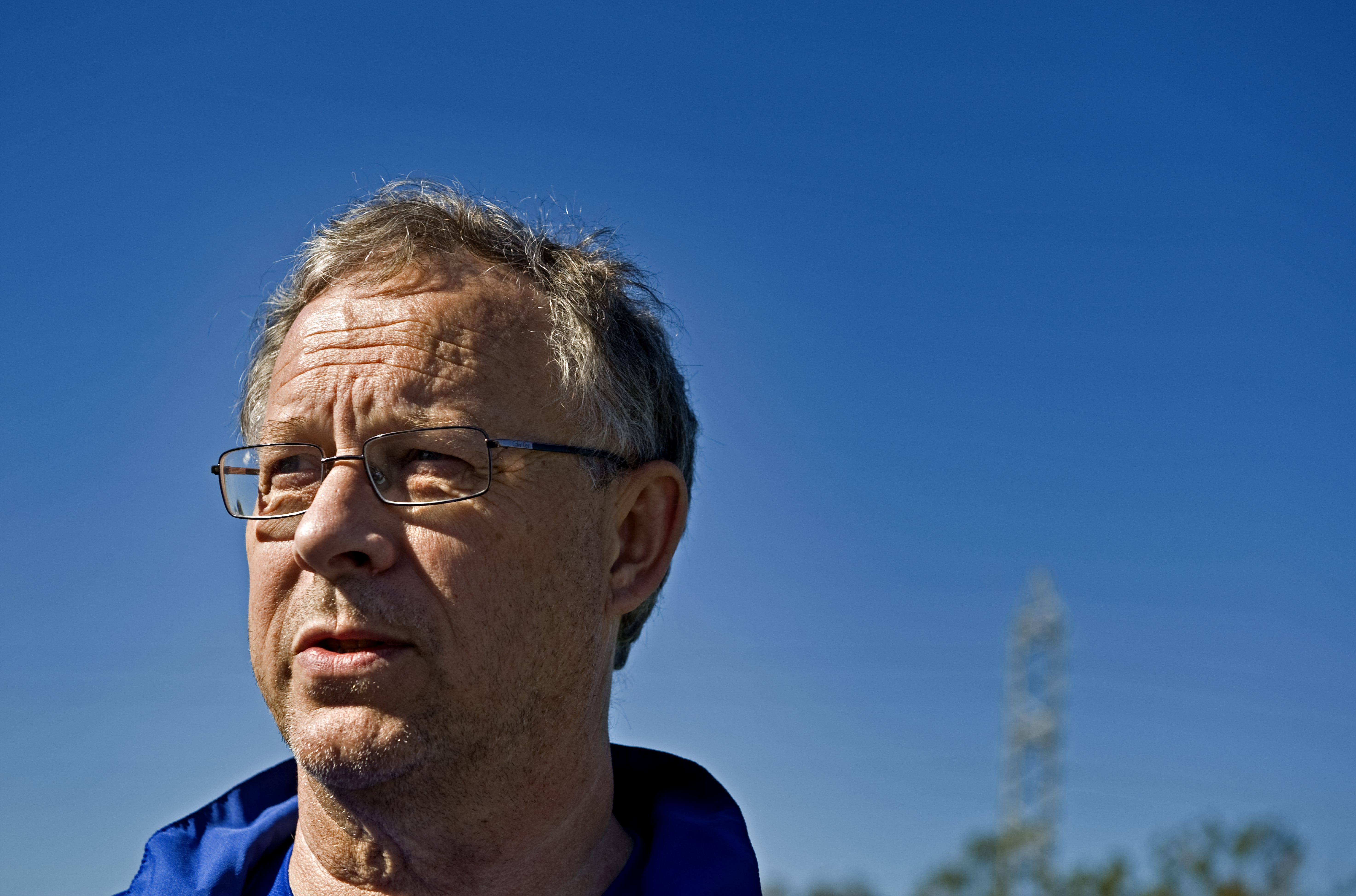 IFK Göteborg hotar med att sparka tränarduon Stefan Rehn och Jonas Olsson. Då är man ute efter Lars Lagerbäck som efterträdare.