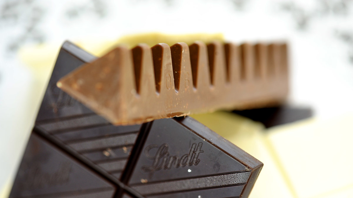 Genom att utsätta smält choklad för ett elektriskt fält så blir den mer lättarbetad.