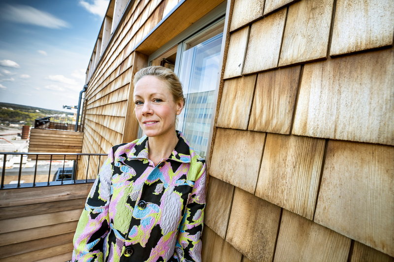 'Trä är fiffigt eftersom det äter koldioxid', säger Anna Ervast Öberg, projektutvecklingschef på Folkhem som bygger Cederhusen.