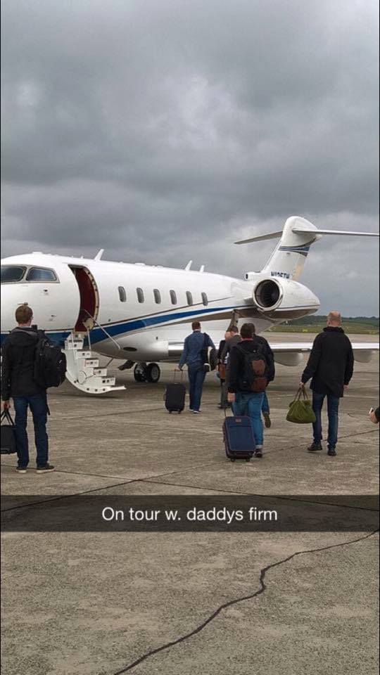 Hänga med pappa. Hänga med pappa.