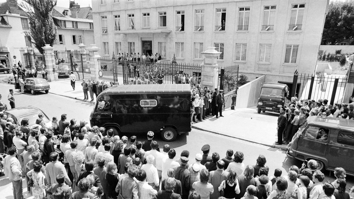 En fångtransport med Claude Buffet och Roger Bontems lämnar domstolen i Troyes där båda dömdes till döden. De avrättades med giljotin i Paris i november 1972. Arkivbild