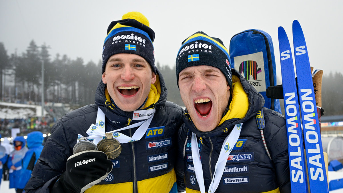 Martin Ponsiluoma (till vänster) och Sebastian Samuelsson tog silver och guld i masstarten i skidskytte-VM.