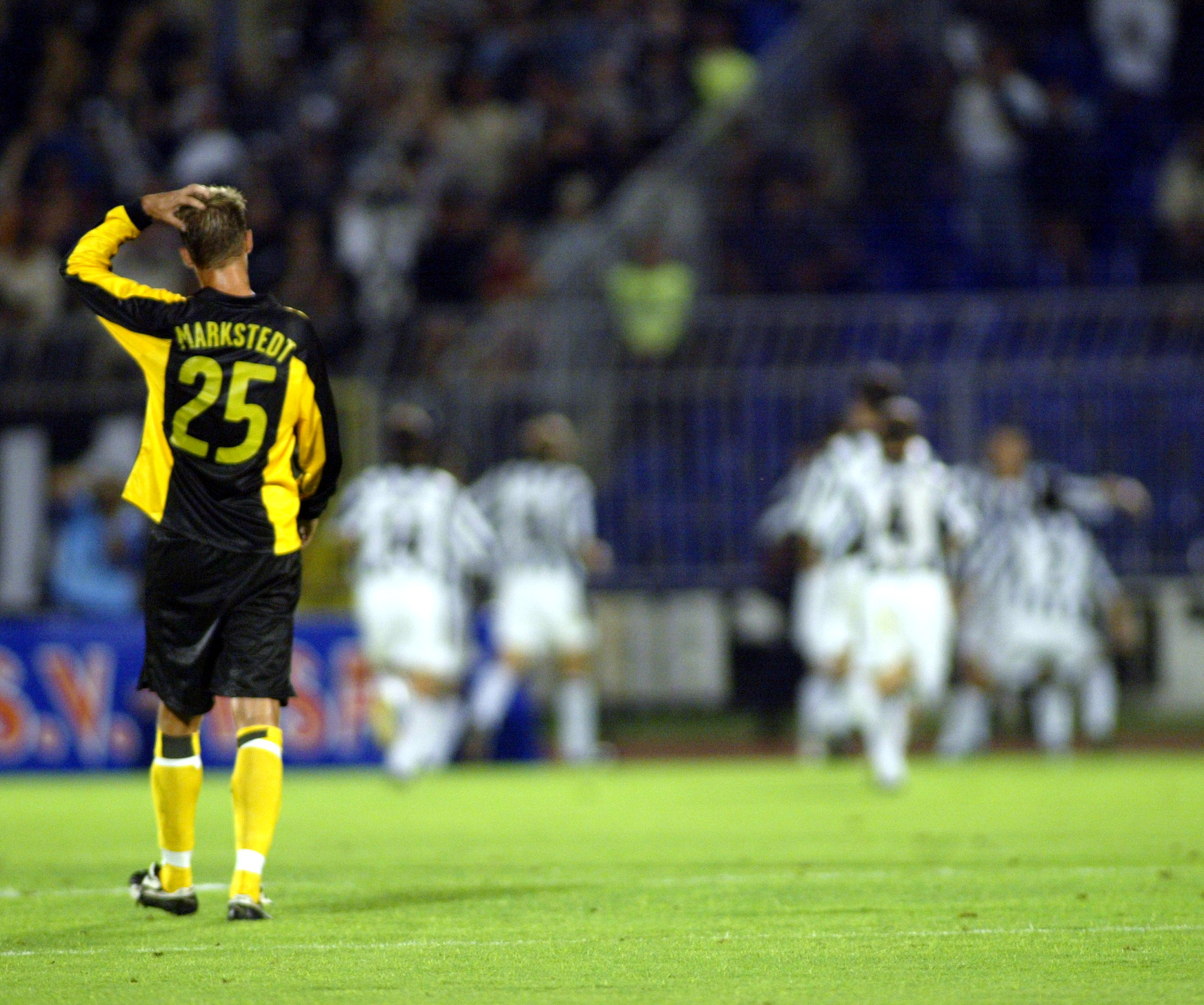 Peter Markstedt deppar medan Partizan Belgrad firar ett av sina fyra mål på hemmaplan.