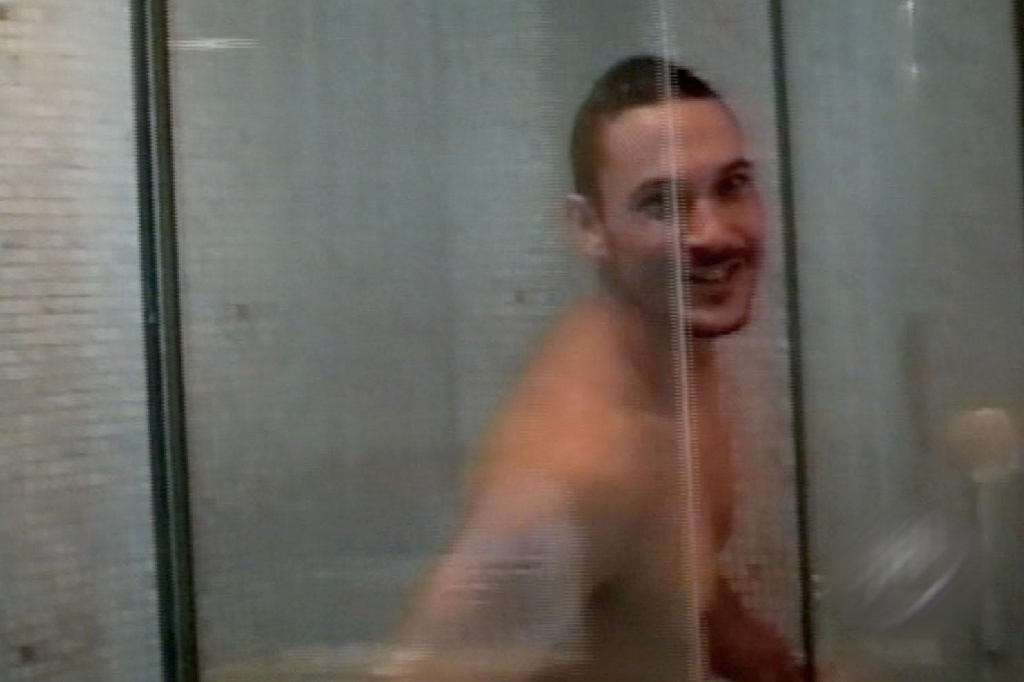 Ett uppmärksammat avsnitt var när Brittan filmade sin make spritt språngande naken i duschen.