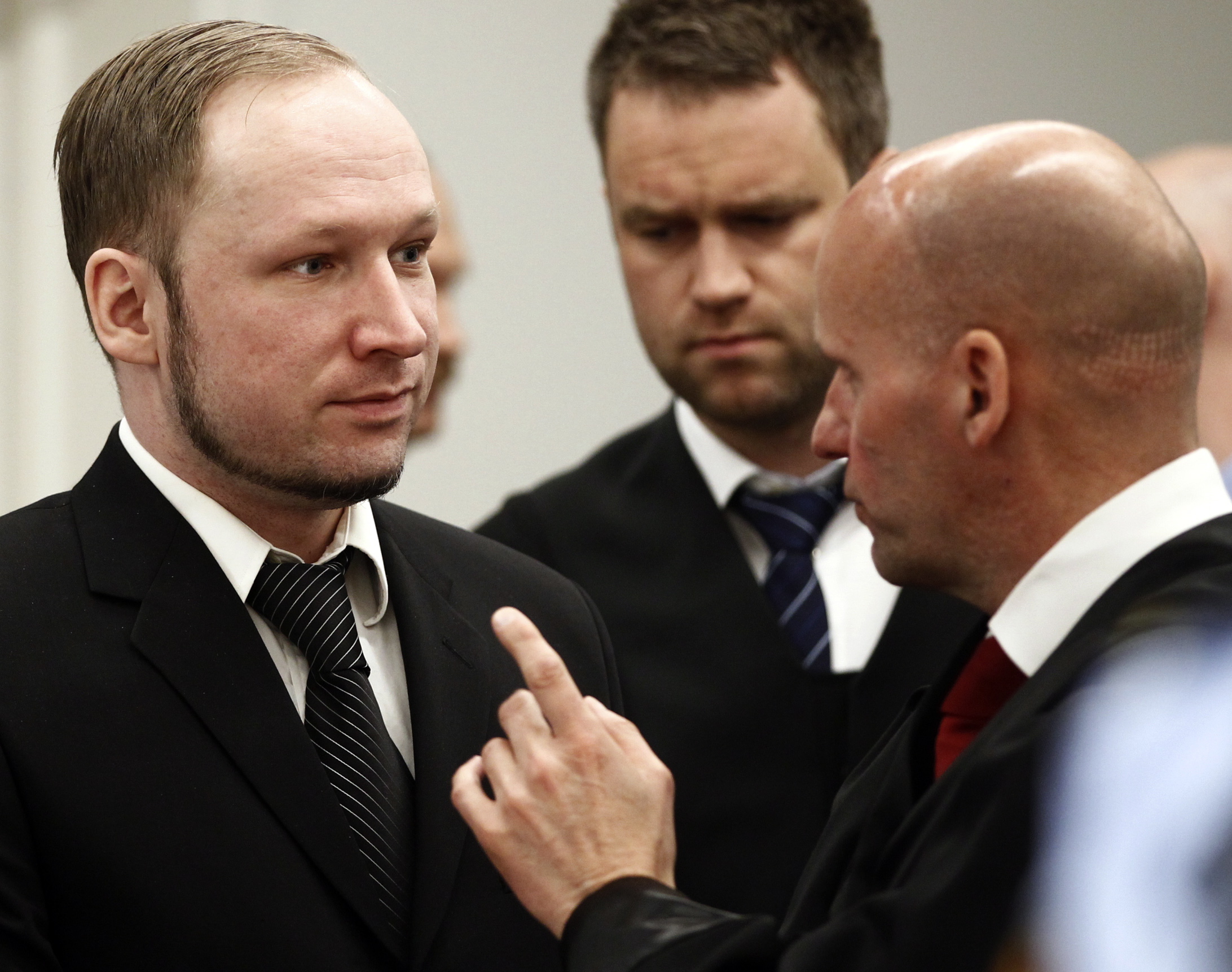 En nynazist försökte ta sig in till rättegången mot terroristen Anders Behring Breivik.