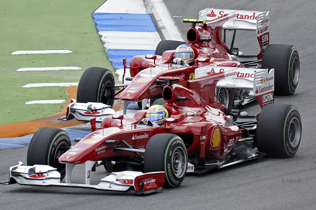 Här ser man hur Felipe Massa (t.h.) låter Fernando Alonso (t.v.) åka förbi.