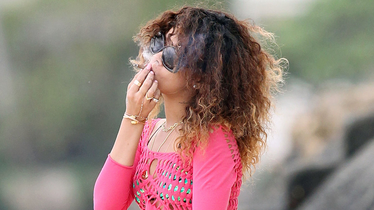 Rihanna röker en fet. 