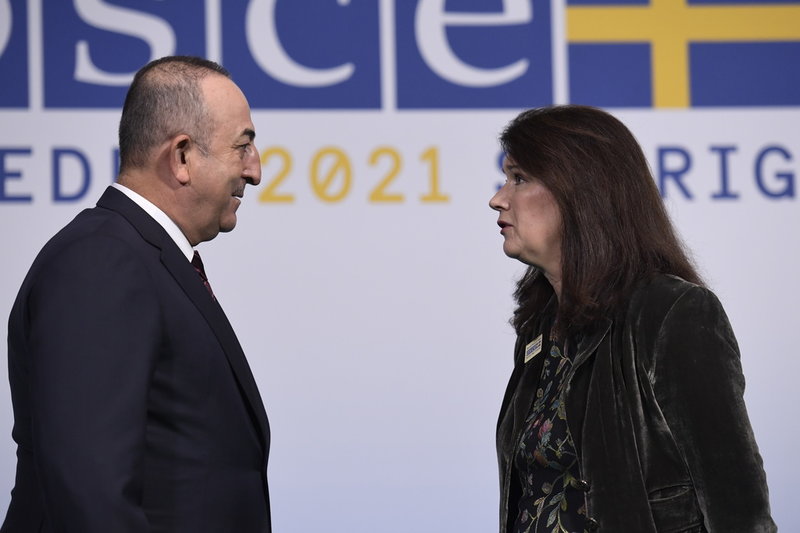 Turkiets utrikesminister Mevlüt Cavusoglu är inte på samma våglängd som Sveriges utrikesminister Ann Linde. Bilden togs vid OSSE-mötet i Sverige i december. Arkivbild.
