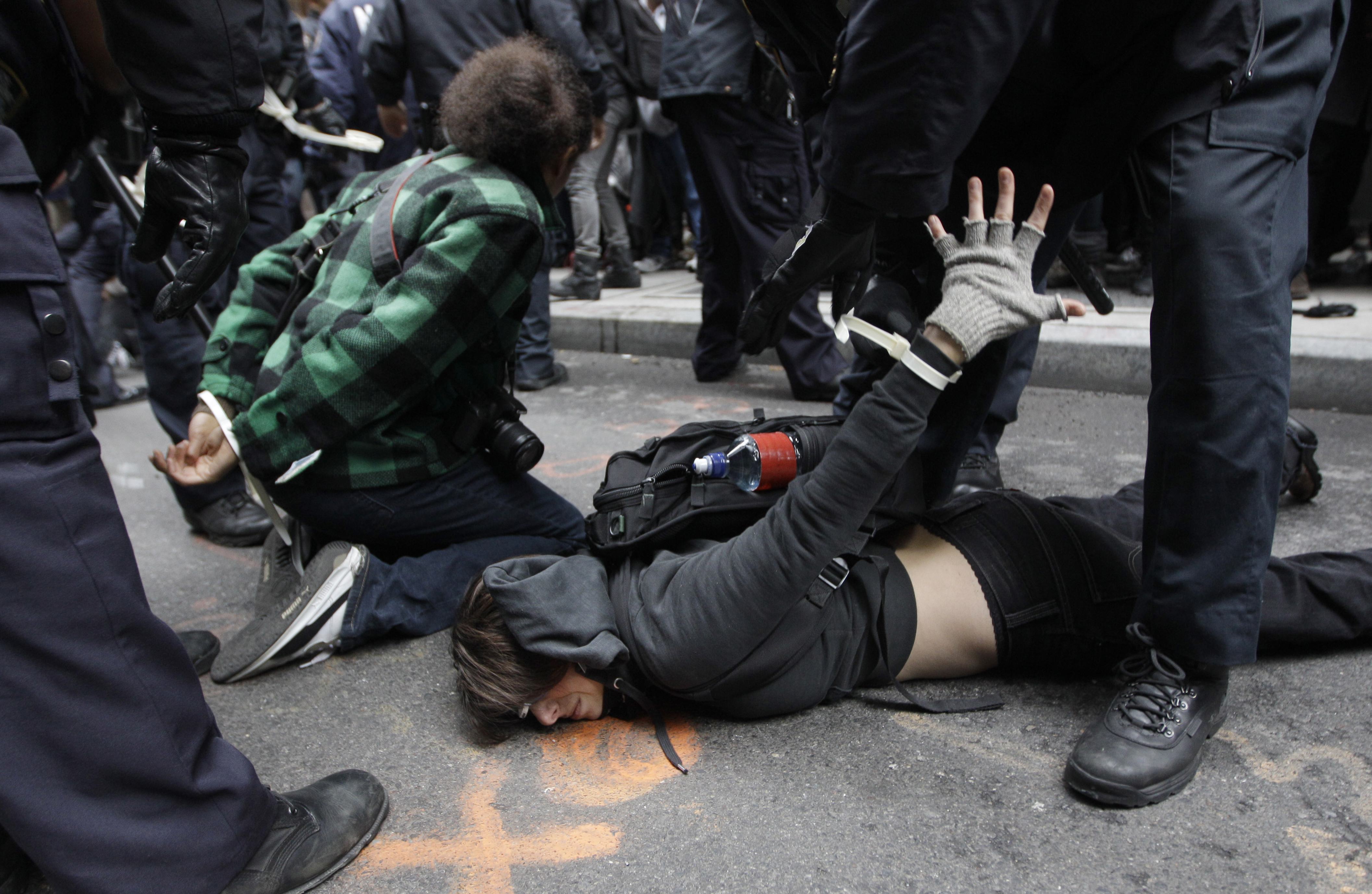 Demonstranter blir arresterade av polisen.