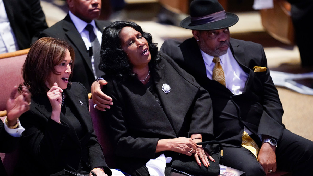 USA:s vicepresident Kamala Harris sitter med Nichols mamma Row Vaughn Wells och styvfar Rodney Wells under begravningen.
