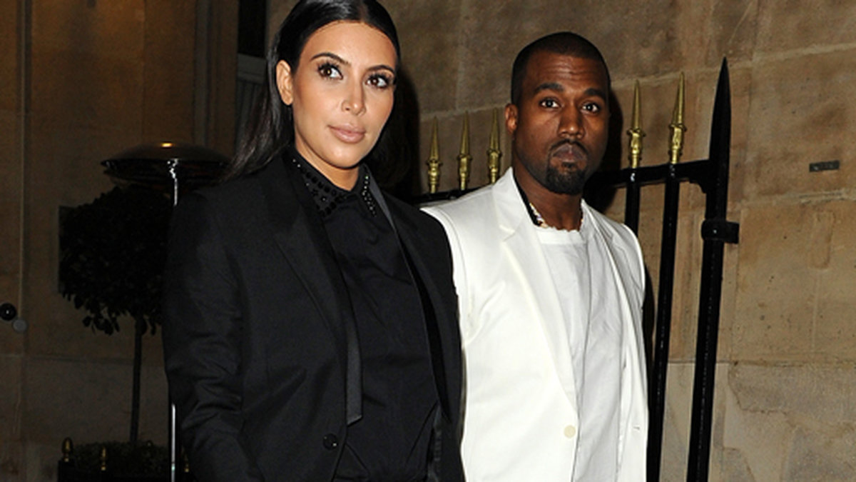 Och här är Kim superstilig i svart tuxedo. Självklart matchar pojkvännen Kanye West med vit dito.