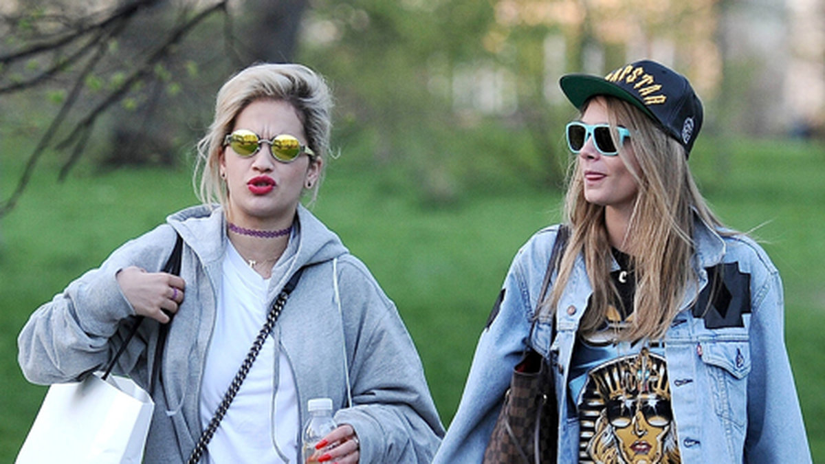 En go hipster-promenad för Cara Delevingne och Rita Ora. 