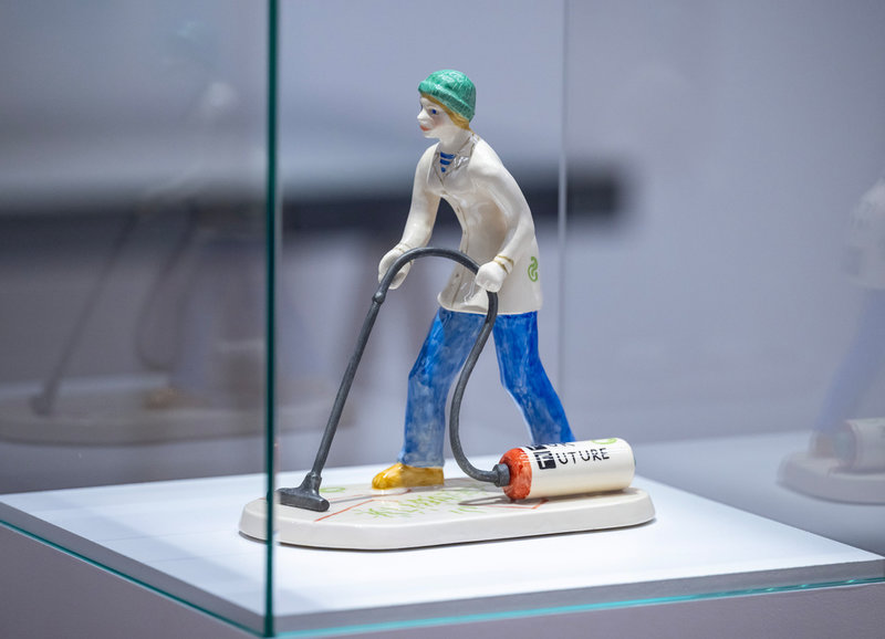 Aktivisten Greta Thunberg som dammsugerska i Gittan Jönssons tolkning.