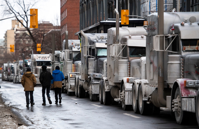 Lastbilar står på rad på Metcalf street i Ottawa den 30 januari.