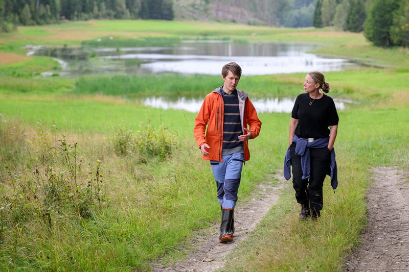 Erika Olsson anlade den första våtmarken hösten 2024. Ett år senare ser det ut som om den alltid funnits där, tycker hon. Här tillsammans med Gordon Lindau, samordnare på Nyköpingsåarnas vattenvårdsförbund, som hjälpt till med projektet.