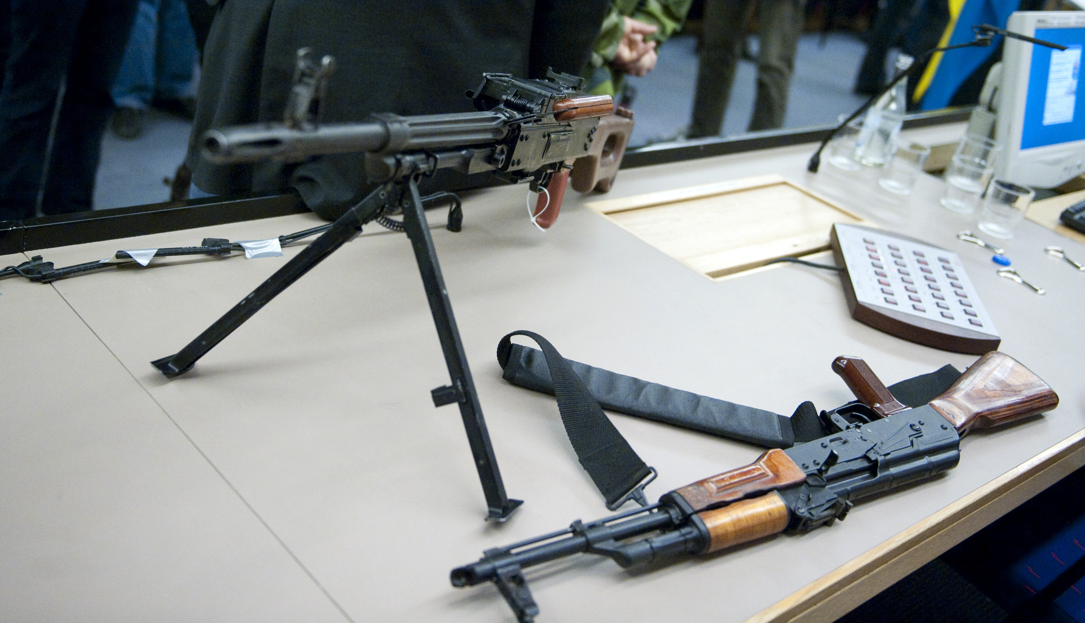 I razzian hittade polisen dessutom en AK-47:a och en rad andra vapen. Den tidigare morddömde företagaren åtalas därför också för förberedelse till rån.