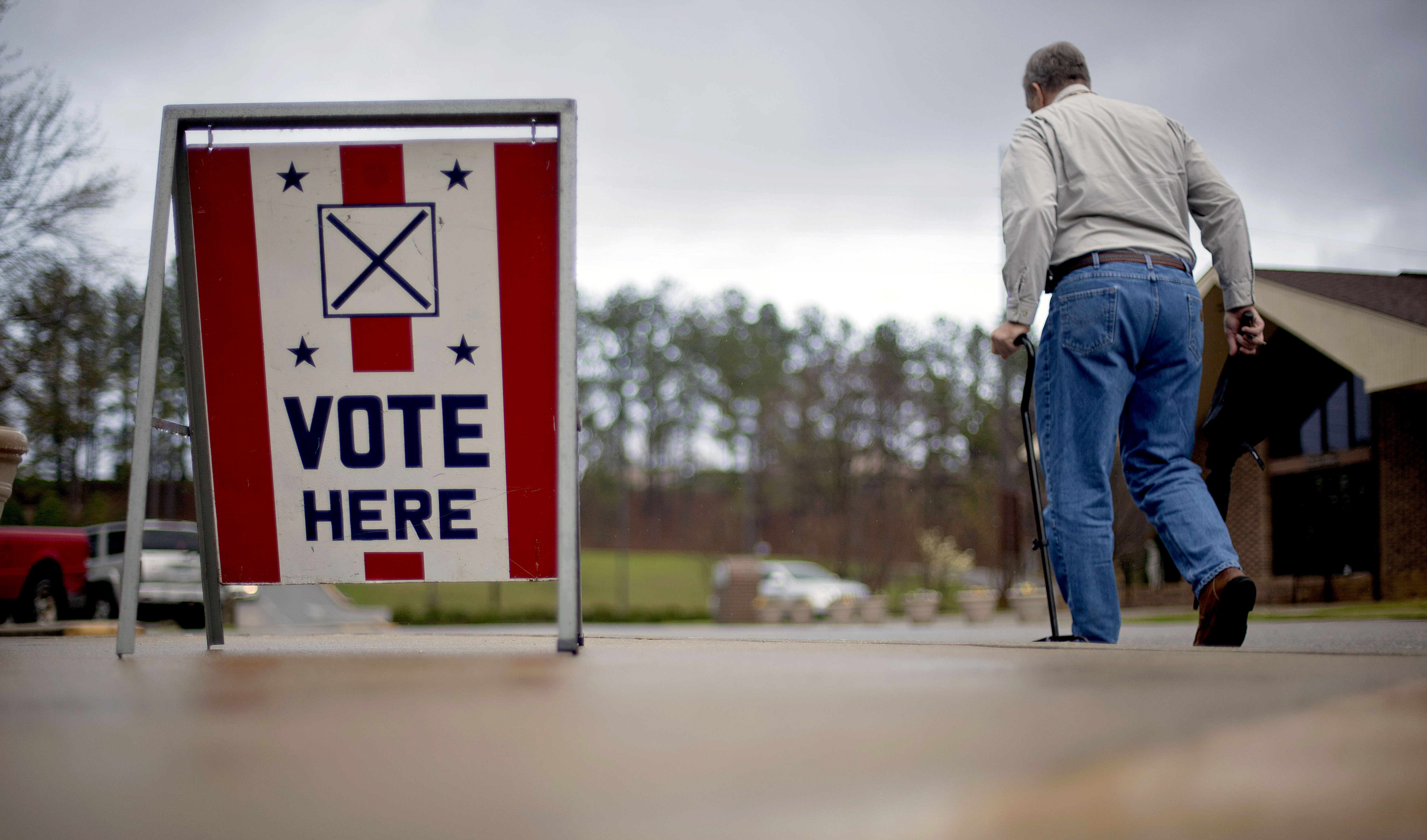 En äldre man på väg att rösta i Alabama.