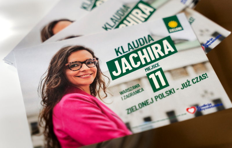 De Grönas kandidat Klaudia Jachira, som kandiderar för oppositionen i det polska valet den 15 oktober, på ett reklamblad.