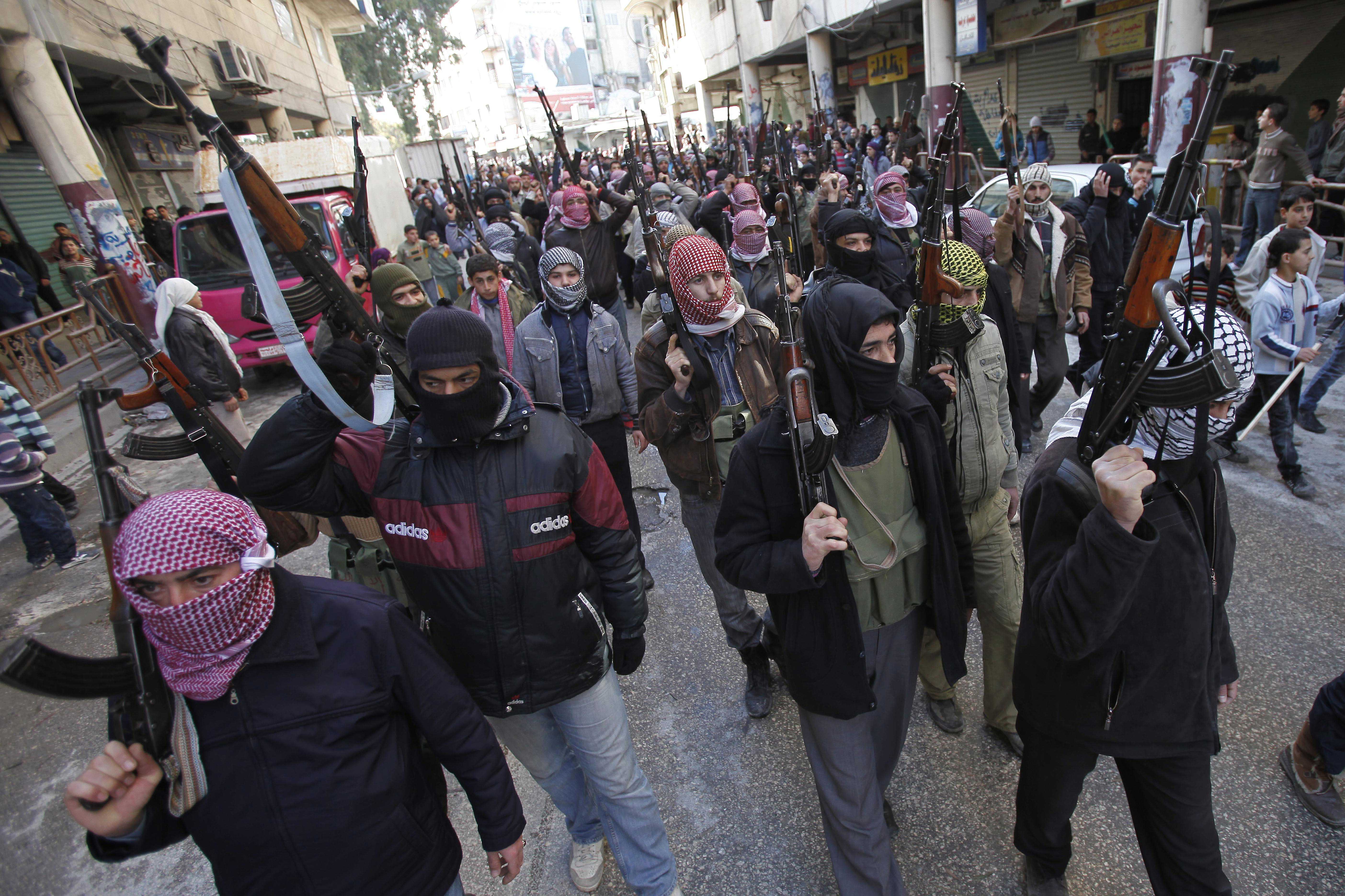 Rebeller mot president Assad går demonstrationståg för att visa sitt missnöje med den syriska regimen.