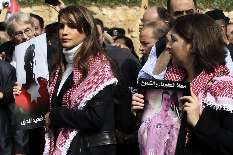 Jordaniens drottning Rania med en bild av den avrättade piloten Muath al-Kasasbeh.