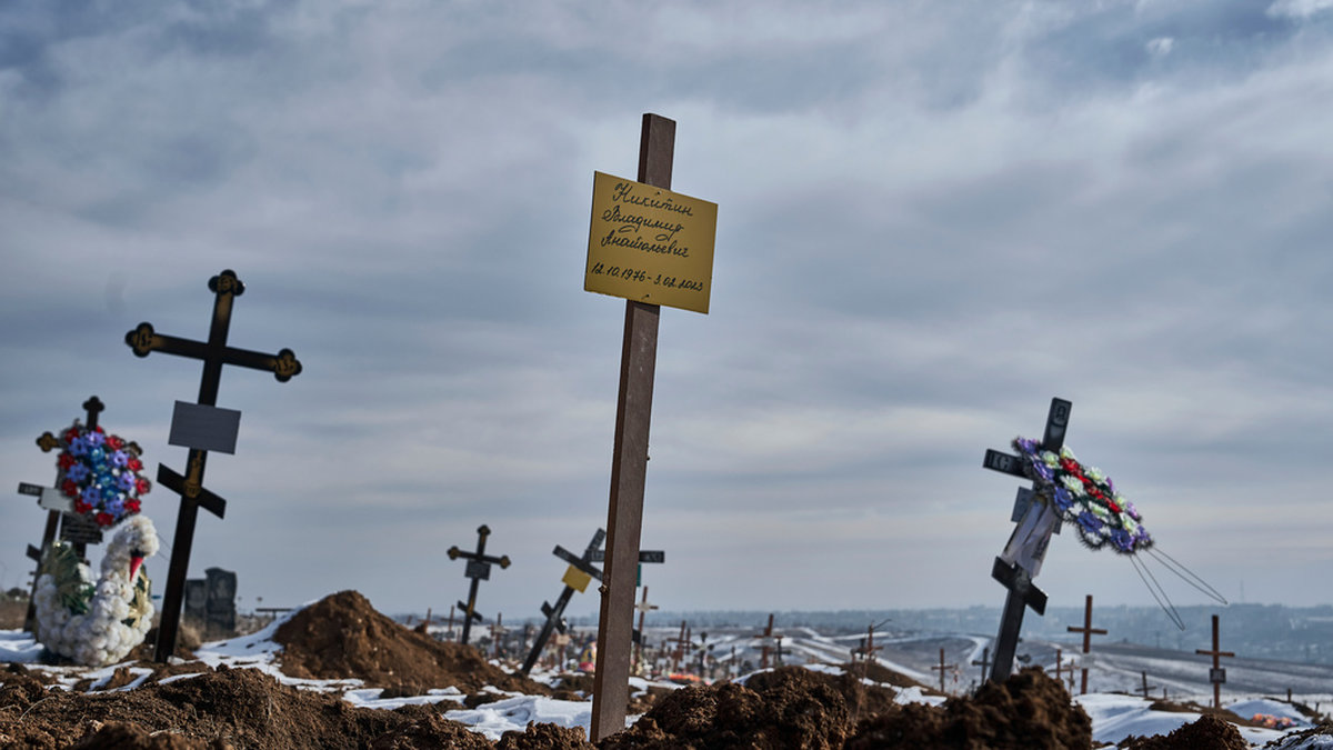 Nygrävda gravar i Bakhmut i Ukraina i februari i år. Arkivbild.