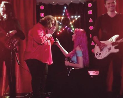 I en video kan man se Julia fria till Eileen. I en video kan man se Julia fria till Eileen.