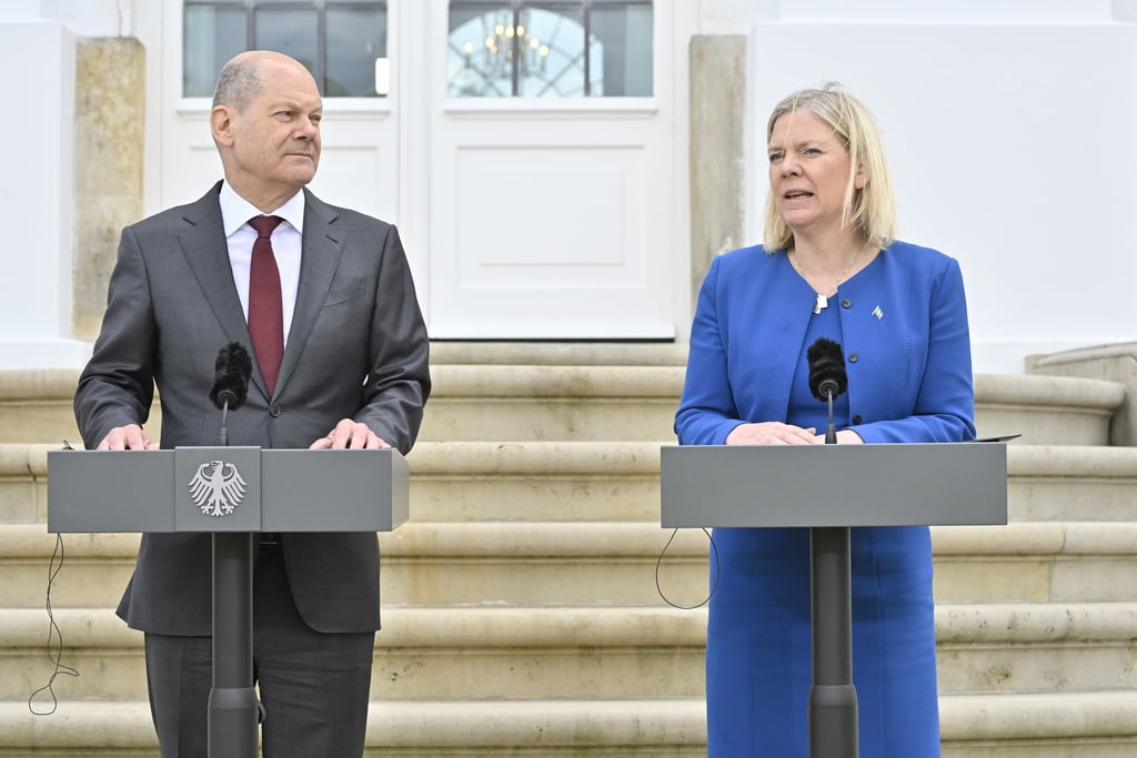 Statsminister Magdalena Andersson och Tysklands förbundskansler Olaf Scholz vid en pressträff i Berlin i maj i år. Nu kommer Scholz till Stockholm. Arkivbild.
