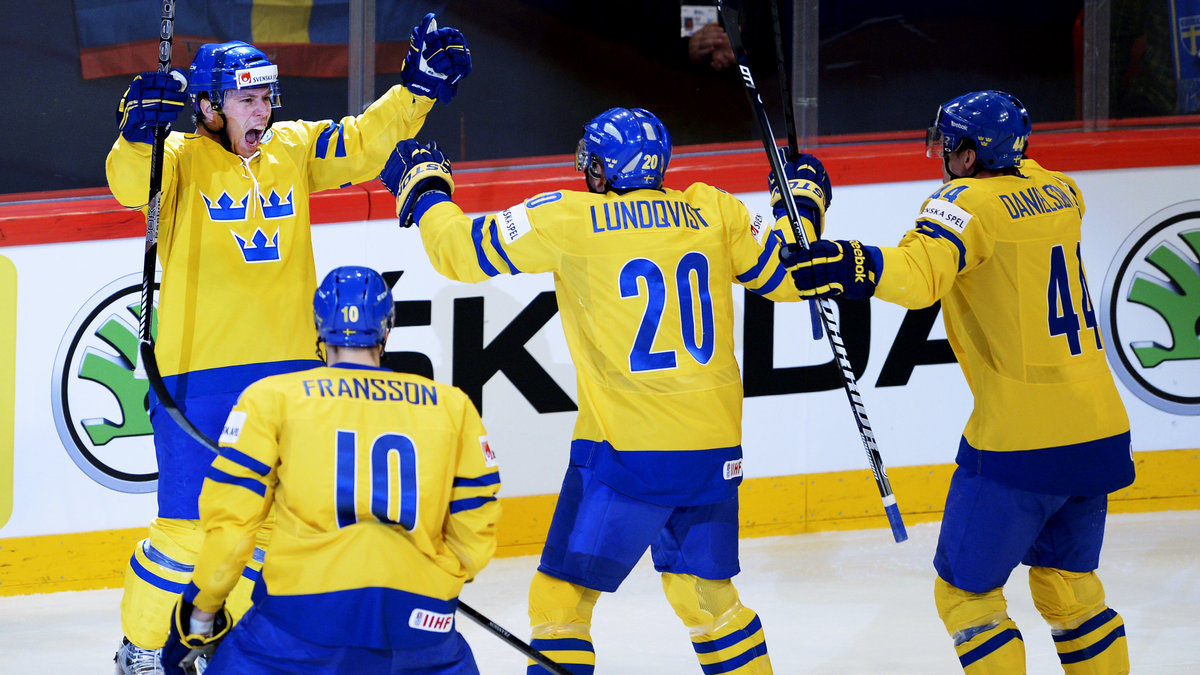 Men en snabb kvittering av Erik Gustafsson, för övrigt hans första mål i Tre kronor, fick Sverige in i matchen igen.